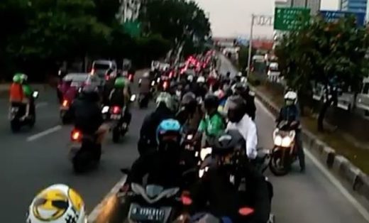 Motor rame-rame terjebak, berhadapan dengan bus Transjakarta di busway setelah nekat lawan arus (Video)