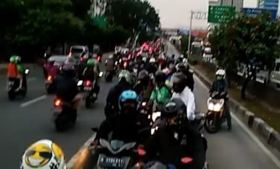 Motor rame-rame terjebak, berhadapan dengan bus Transjakarta di busway setelah nekat lawan arus (Video)