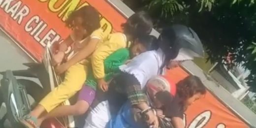 Video: Ibu-ibu di Cirebon angkut 5 anak dengan satu motor