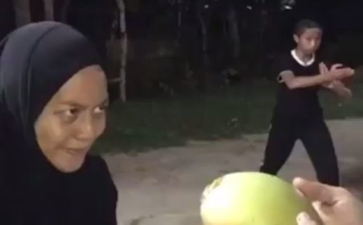 Video: Wanita keras kepala pecahin kelapa pake kepala