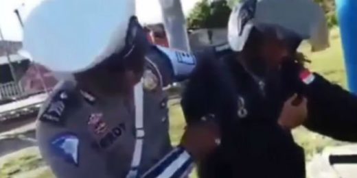 Aneh banget: Motornya kena tilang ini cowok malah nangis tersedu-sedu (Video)
