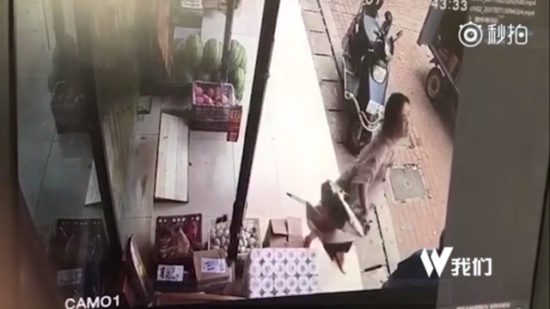 Perempuan pukuli kurir yang telat 5 menit, mengaku emosi karena menstruasi (Video)