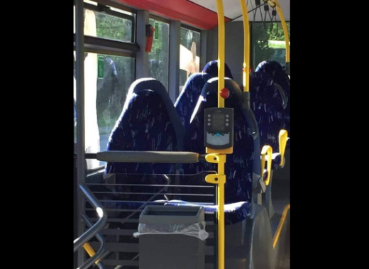 Foto kursi bus kosong dikira kumpulan wanita pakai burqa, netizen ketakutan