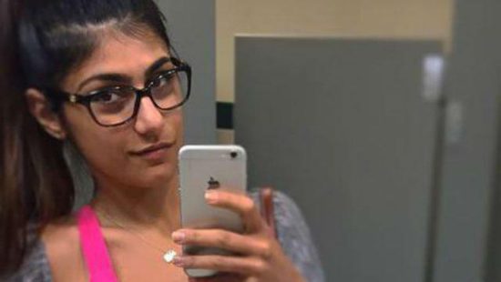 Netizen rame-rame cari info soal mantan superstar bokep Mia Khalifa gara-gara permintaannya di Twitter