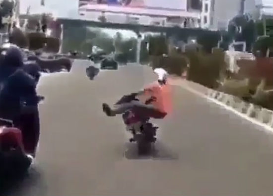 Video: Belagak stunt motor di jalanan malah kejungkel saat baru mau naik