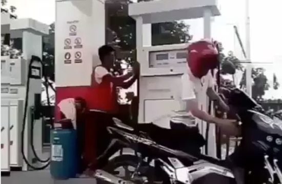 Niat isi bensin, pengendara ini malah berkelahi dengan jok motornya sendiri