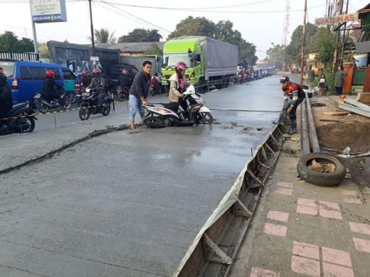 Nekat! Pengendara motor nerobos jalan beton basah lalu terjebak di tengahnya