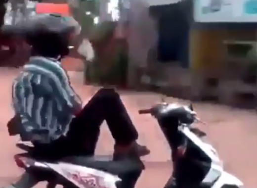 Cari mati kali ya? Sendirian naik motor kencang tapi duduk di jok bagian belakang sambil ngerokok (Video)