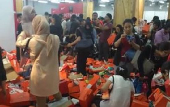 Bazaar diskon up to 90% sepatu Nike di Grand Indonesia kayak antrean sembako, booth sampai roboh