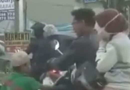 Pengamen cilik pukul motor karena tak diberi uang, mirisnya potret anak jalanan di 72 tahun kemerdekaan Indonesia (Video)