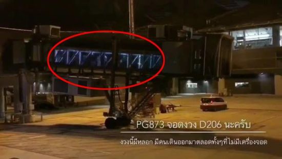 Video: Penumpang âhantuâ turun lewat aerobridge tapi gak ada pesawatnya, mistis apa editan?