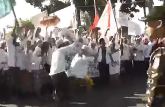 Video: Murid santri berteriak “Bunuh menterinya” saat protes ‘full day school’