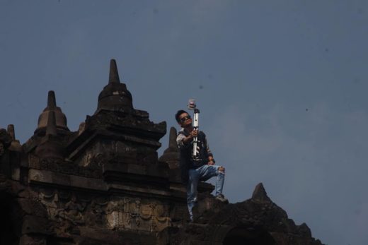 Entah demi selfie atau ngevlog, seorang pria seenaknya injak stupa Candi Borobudur