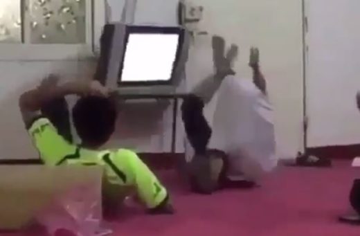 Kesel sampai TV disepak, siapa kelakuannya gini kalau tim bola jagoannya kalah?