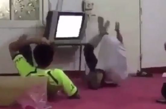 Kesel sampai TV disepak, siapa kelakuannya gini kalau tim bola jagoannya kalah?