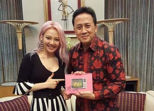 Triawan Munaf pamer foto bareng Hyoyeon plus album dengan tandatangan SNSD