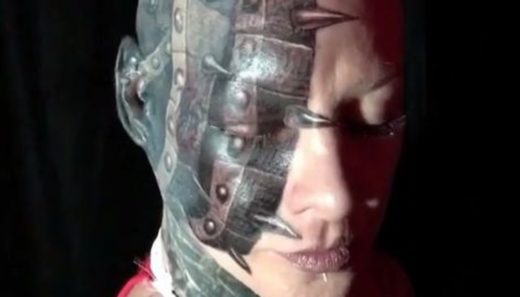 Terinspirasi film sci-fi, perempuan ini wajahnya ditato mirip cyborg