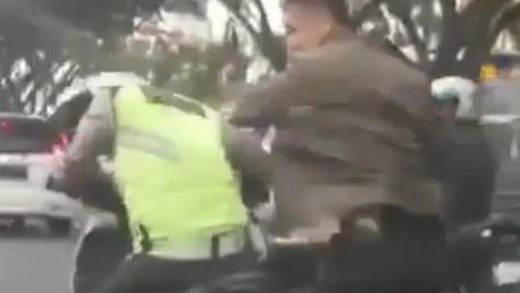 Konon sakit jiwa, tentara tak pakai helm mengamuk kepada polantas di Pekanbaru (Video)
