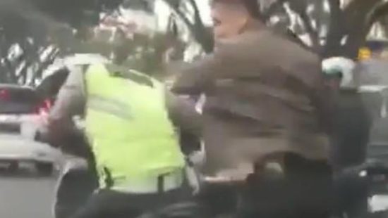 Konon sakit jiwa, tentara tak pakai helm mengamuk kepada polantas di Pekanbaru (Video)