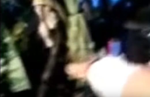 Sudah lihat video “Kuntilanak dikepung warga sekampung” yang trending di YouTube?