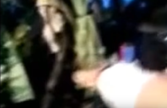 Sudah lihat video “Kuntilanak dikepung warga sekampung” yang trending di YouTube?