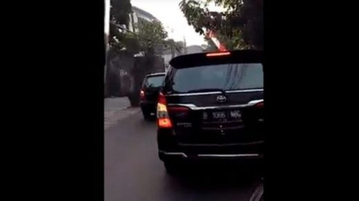 Video: Ibu-ibu ngoceh non stop liat mobil Anies Baswedan, katanya nyerobot jalan dan gak mau antre