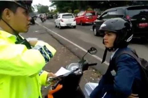 Video: Kepergok melanggar, pengendara motor ngotot minta surat perintah saat ditilang polisi