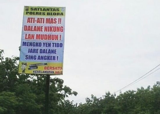 Peringatan hati-hati berlalu lintas di Blora sindir mitos jalan angker