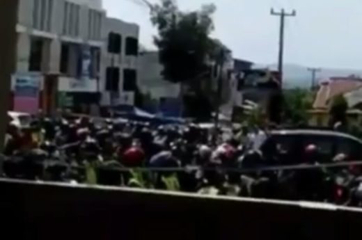 Sebal dengan Go-Jek di Bandar Lampung, ojek pangkalan serang dan lempari kantornya dengan batu (Video)