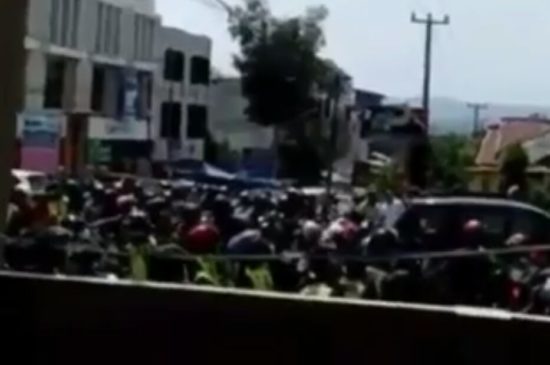 Sebal dengan Go-Jek di Bandar Lampung, ojek pangkalan serang dan lempari kantornya dengan batu (Video)