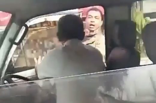 Kabur dari razia parkir, seorang pria tancap gas dan menabrak motor hingga nyaris dipukuli