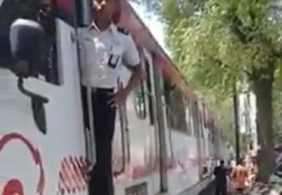 Mobil parkir sembarangan di tengah rel, dipindahin karena ganggu perjalanan kereta