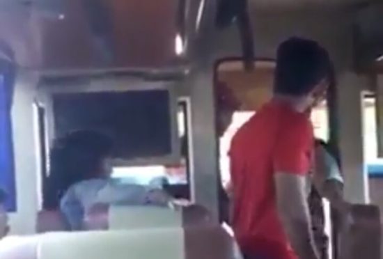 Pengamen ngomel panjang lebar gak dikasih uang, minta maaf abis diajak berantem penumpang (Video)