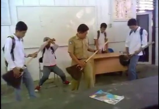 Guru bersama murid pura-pura ngejam bawain ‘Canon Rock’ dalam kelas, videonya bikin iri yang udah pada lulus