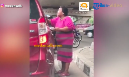 Minta tapi maksa: Video pengemis minta uang dengan kasar sambil marah-marah