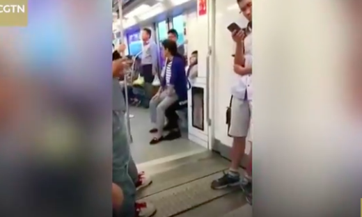 Wanita cuek duduk di pangkuan pria yang gak mau ngalah kasih kursi prioritas di kereta (Video)