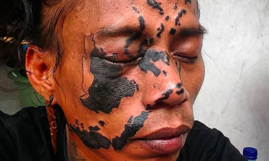 Seorang pria tato peta Indonesia di wajahnya untuk nunjukin darimana ia berasal