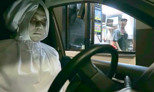 Pocong drive thru: Order makanan pakai kostum hantu, ada yang kaget ada yang ajak selfie