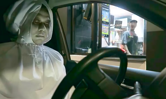 Pocong drive thru: Order makanan pakai kostum hantu, ada 