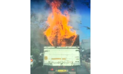 Mirip ‘Ghost Rider’, truk melaju di jalanan dengan bak yang terbakar