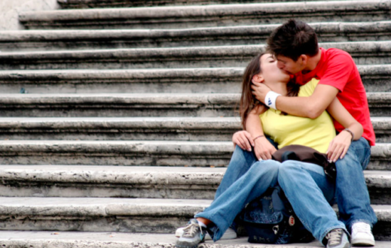 Pria Malaysia ditangkap karena menyerang pasangan yang ciuman depan masjid di Roma, Italia