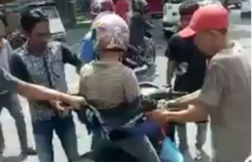 Video: Driver Grab Makassar diserang, helm dan jaketnya sampai dibakar