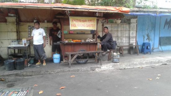 Angkringan di Yogya ini gratiskan semua dagangannya setiap hari Jumat