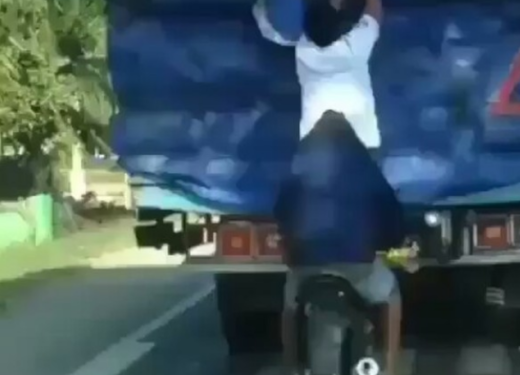 Video: Naik motor, dua pria nekat mencuri muatan dari truk yang melaju kencang
