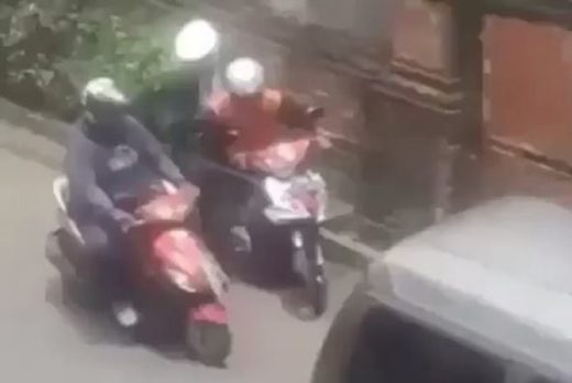 Emangnya lucu? Nemu handphone di jalan, pengendara motor ternyata dikerjain terus disorakin (Video)