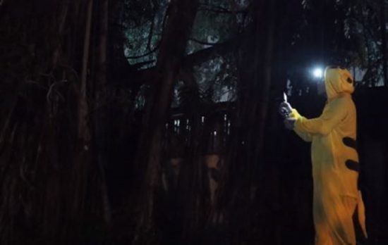 Pake kostum Pikachu, komika Coki Pardede uji nyali nge-roast genderuwo