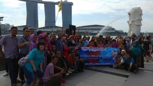 Pengusaha kaya asal Pekalongan berangkatkan 65 orang mantan gurunya liburan gratis ke Singapura dan Malaysia