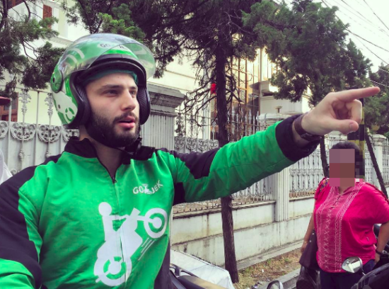 Ada bule ngaku jadi driver Gojek, sosoknya viral seketika