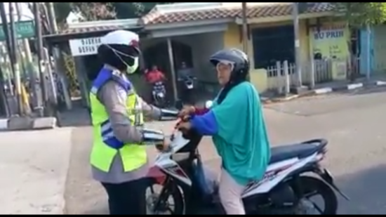 Ibu-ibu naik motor langsung murka pas ditegur polisi karena melanggar markah (Video)