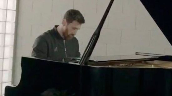 Lihat video Lionel Messi main piano, berbakat loh
